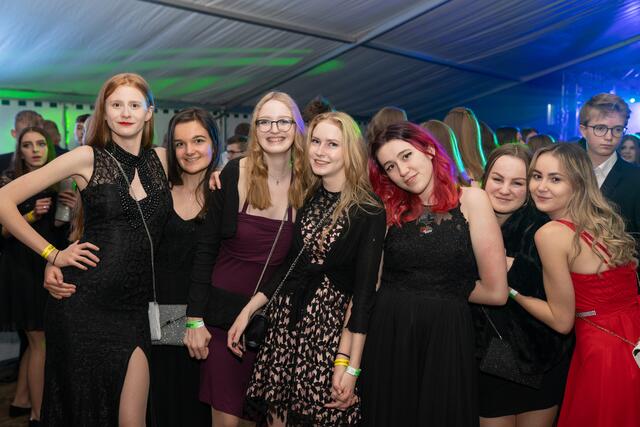 Im Partyzelt wurde am HAK-Ball 2021 in Cocktailkleidern und Ballrobe gefeiert.