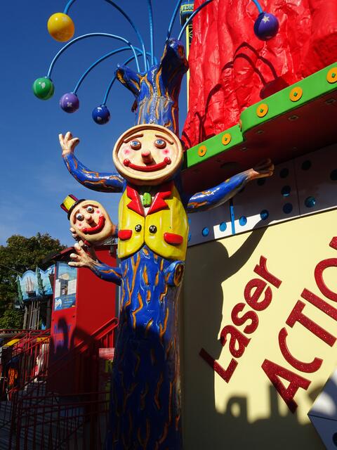 Bunte Fantasiefiguren laden die gut gelaunten Praterbesucher zum Eintreten in die verschiedenen Attraktionen ein.