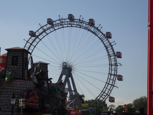 Das altehrwürdige Riesenrad ist Wiener Wahrzeichen und gleichzeitig das weltweit bekannte Symbol für den Wurstelprater. Seine Silhouette ist weithin sichtbar und zieht jedes Jahr Zehntausende Besucher aus aller Herren Länder an.