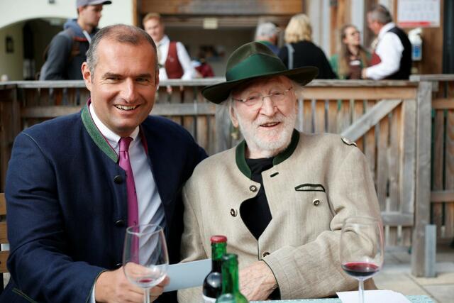 Dieter Ehrengruber (links) mit Kult-Schauspieler Karl Merkatz auf Gut Aiderbichl.