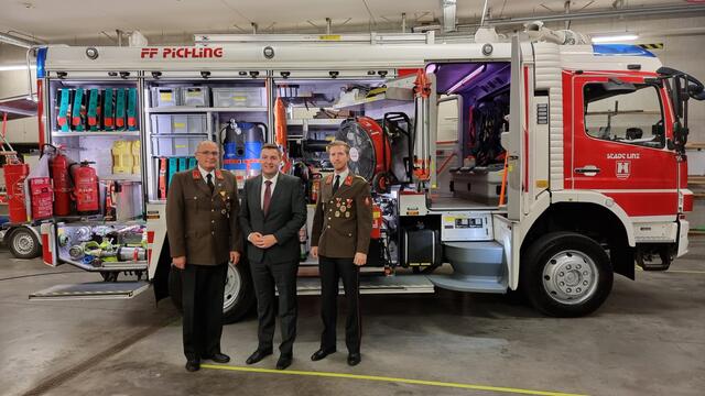 Von links nach rechts: Kommandant FF Pichling Robert Hofbauer, Sicherheitsstadtrat Michael Raml, Kommandant-Stellvertreter Christoph Schmied | Foto: Stadt Linz