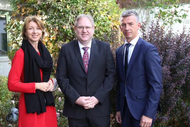LHstv. Gaby Schaunig, Günther Haag und Humanomed-Verwaltungsleiter Markus Terkl | Foto: Peter Pugganig