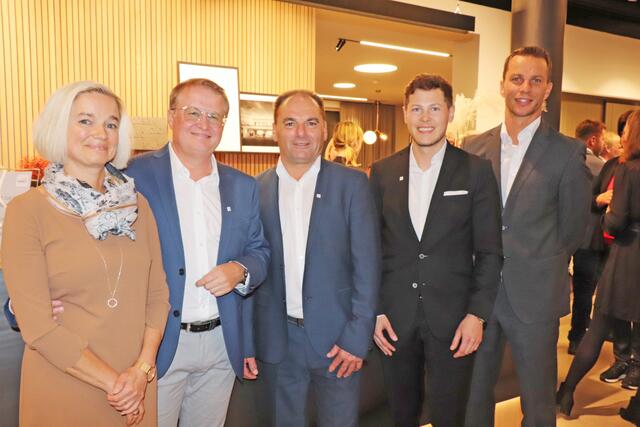 Feierten die Eröffnung der Josko Welt in Andorf: Marianne und Johann Scheuringer (CEO), Kundencenter-Leiter Hans Böttinger, Stefan Wagner (CSO) und Thomas Litzlbauer (CFO) bei der Eröffnungsfeier am 14. Oktober.