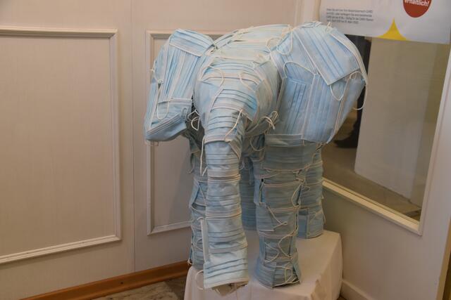 Am Museums-Eingang wartet dieser Babyelefant auf die Besucher. | Foto: Sara Handl