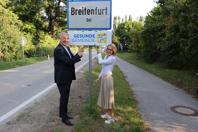 Lanesrat Martin Eichtinger und "Tut gut"-Geschäftsführerin Alexandra Pernsteiner-Kappl frueen sich über mehr Sichtbarkeit in Niederösterreichs Gemeinden.