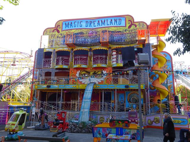 Magic Dreamland Fun-House!
Die phantastische Reise durch das „Magic Dreamland“ verspricht Abenteuer und Überraschungen am laufenden Band. Ob Hindernisse, Feuerzauber oder Toboggan-Rutschen - der spannungsgeladene Parcours hält Überraschungen am laufenden Band bereit.