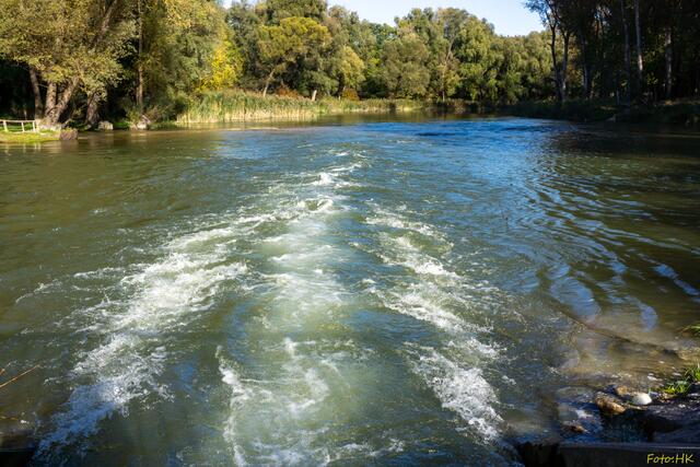 Das Wasser strömt mit beträchtlicher Geschwindigkeit durch den Durchlaß