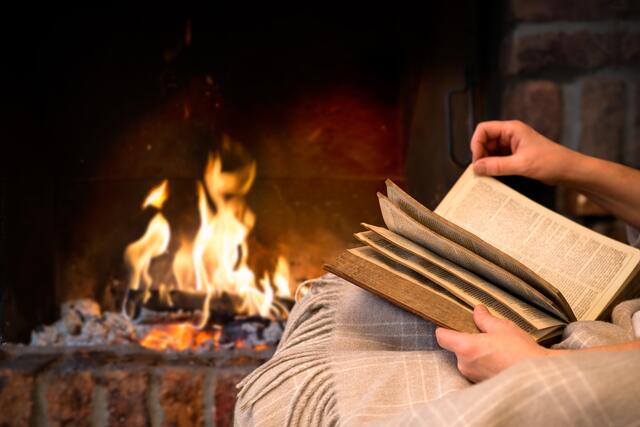 Die Tage werden kürzer und zuhause wird's jetzt richtig gemütlich – am besten mit einem guten Buch. Wir haben Doris Dim von der Buchhandlung Tipps nach Leseempfehlungen für den Herbst 2021 gefragt.  | Foto: alexraths/panthermedia.net