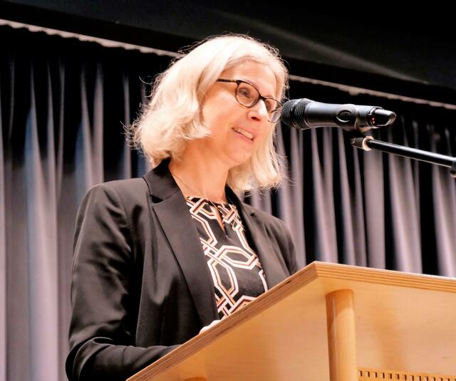 ADir.in Mag.a Margit Führer, Fachbereichsleiterin Gesundheit und Pflege Land Tirol, verwies auf die ständige Entwicklung und steigende Bedeutung des Pflegeberufes.