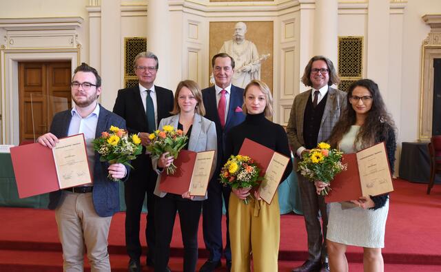 Gute Laune bei der Verleihung der Rudi-Roth-Stipendien: Fynn-Morten Heckert, Landesrat Christopher Drexler, Hellena Nickerl, Senator Rudi Roth, Claudia Anka Laštro, Rektor Martin Polaschek und Katarina Štrangarov (v.l.n.r.) | Foto: Uni Graz/Schweiger