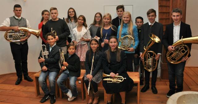 Vorne sitzend Tim Mickan, Samuel Mickan, Emily Leodolter, Melissa Bichl. Hinten: Lukas Holzer, Natalie Mickan, Bastian Taberhofer, Viktoria Grießbauer, Hanna Prammer, Anika Kraft, Julia Willmann, Stefan Schuster, Mona Dietl, Manuel Büchinger, Stefan Pollerus, Manuel Bichl | Foto: R. Weber
