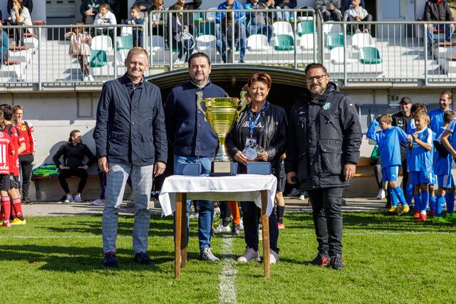 Gleisdorfs Sportreferent Florian Braunstein (1.v.l.) sowie auch FC Gleisdorf-Obmann Robert Becker-Tonnerer hinter dem Pokal des Turniers.