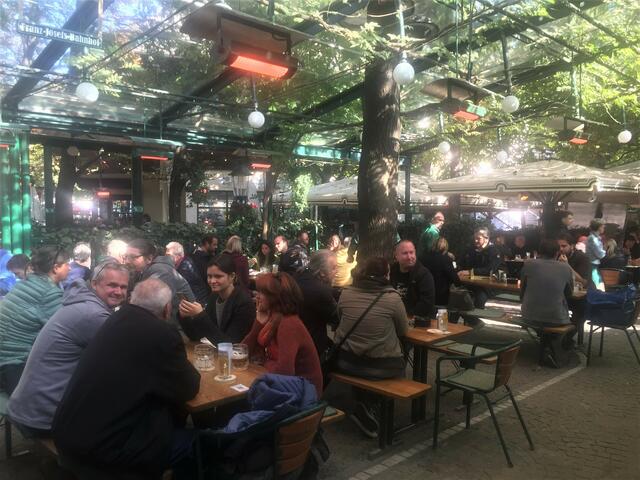 In diesen schattigen Gastgarten im Schweizerhaus im Wiener Prater lässt es sich bei besten kulinarischen Spezialitäten sicher gut leben.