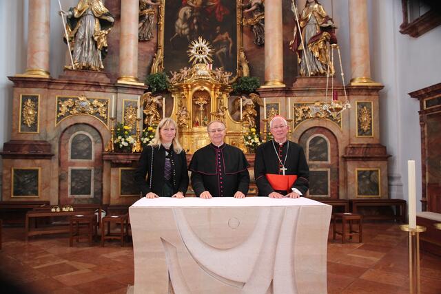 In der Pfarrkirche Thalgau: Pfarrgemeinderatsobfrau Christine Maiburger mit Dechant Josef Zauner und Erzbischof Franz Lackner.