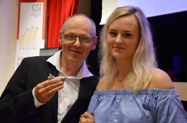 Betreuerin Michaela Baumgartner mit Christian Klein.