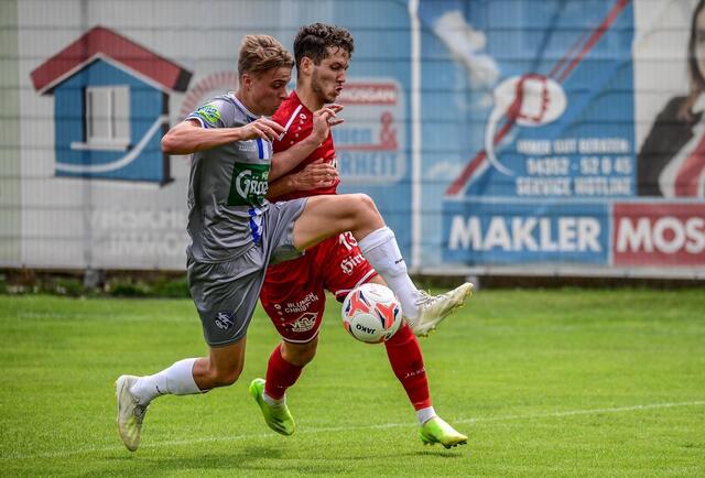 Ralph Scheer  (Vordergrund) holte gegen Völkermarkt eine Strafstoß heraus und freut sich auf den nächsten Kärntner Liga Schlager in St. Jakob.   | Foto: Scheer/KK