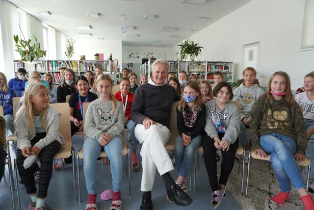 Der bekannte Autor und Erzähler Folke Tegetthoff zog die Schülerinnen und Schüler des Europgymnasiums Leoben in seinen Bann.