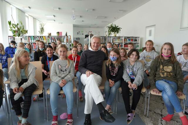 Der bekannte Autor und Erzähler Folke Tegetthoff zog die Schülerinnen und Schüler des Europgymnasiums Leoben in seinen Bann.  | Foto: KK