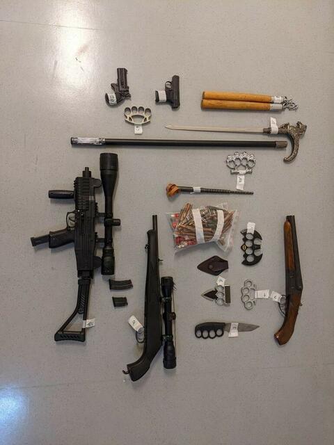 Neben mehrerer Waffen entdeckte die Polizei auch eine große Menge an Cannabis.