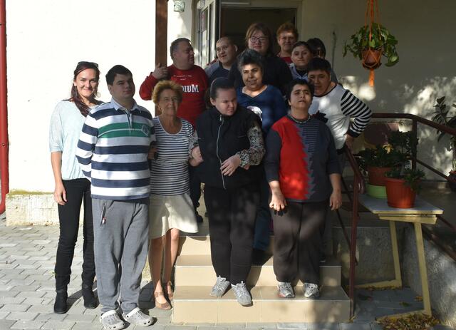 Bewohner/innen Haus des Lächelns mit Betreuer/innen. Tünde Löchli vorne dritte von links | Foto: Lamprecht