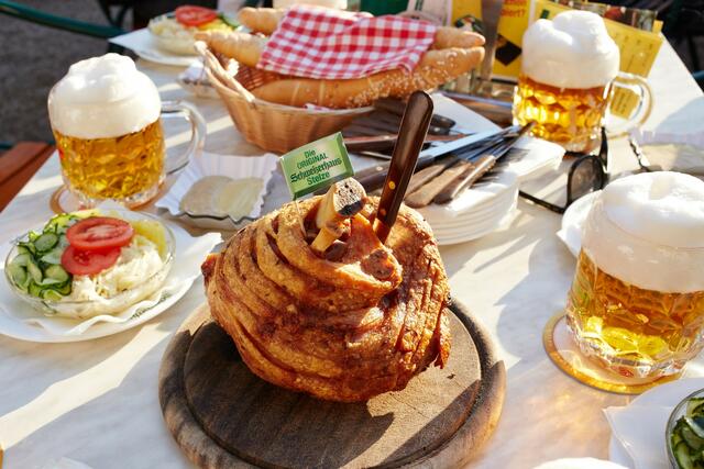 Noch ist Zeit eine Stelze und ein kühles Budweiser zu genießen.