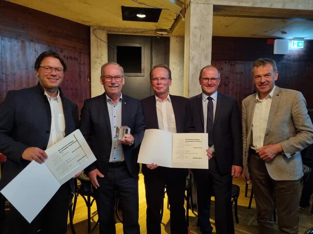 Bei der Überreichung des Bauherren-Preises in Innsbruck von links nach rechts: Peter Hochgatterer (Geschäftsführer Stadtbetriebe Steyr), Bürgermeister Gerald Hackl mit dem Bauherren-Würfel, Architekt Helmut Reitter, Statiker Peter Schwarz und der Innsbrucker Bürgermeister Georg Willi (v. li.). | Foto: Privat