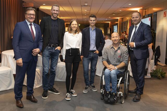 V.li.: LH Günther Platter, Dominik Landertinger, Mona Mitterwallner, Johannes Lamparter, Alexander Gritsch und LHStv Josef Geisler.