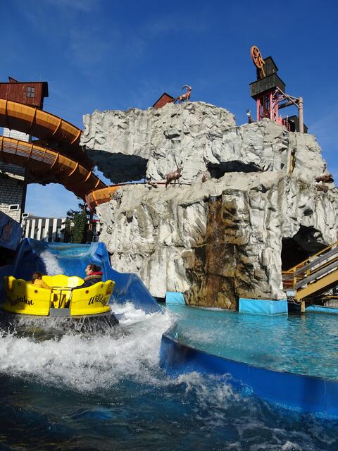 Ein Star im Prater ist die 25 Meter hohe „Wildalpenbahn“, die weltweit größte und längste Anlage dieser Art. Mit vollem Schwung geht es auf einem Rundboot für max. 9 Personen einen breiten Wasserkanal talwärts und fordert so die Nerven aller wagemutigen Abenteurer. 