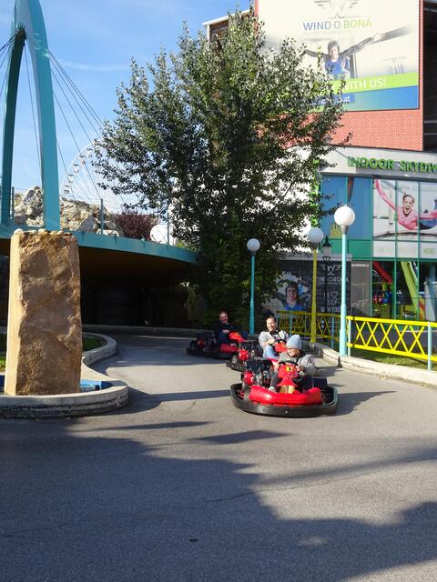 Go-Kart Kny!
Willst du Spaß? Dann gib Gas! So lautet das Motto dieser Go-Kart-Bahn. Besonders Motorsportbegeisterte werden ihren Spaß erleben, denn hier geht´s mit Vollgas ab ins Vergnügen.