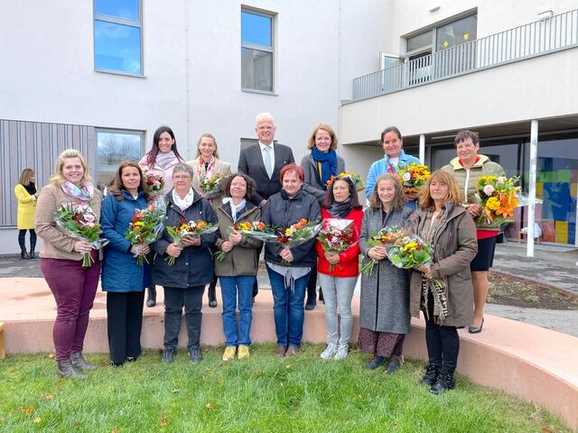 Bgm. Reinhard Resch überreichte LR Teschl-Hofmeister, StR Hockauf-Bartaschek, Leiterin Margit Seif, den Pädagoginnen und Helferinnen Blumen. | Foto: Necker