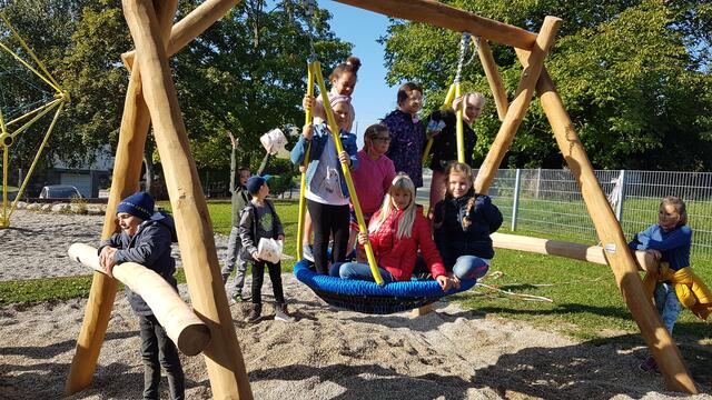Die Kinder der Volksschule Gallspach freuen sich über die neu angeschaffte Nestschaukel. | Foto: Volksschule Gallspach