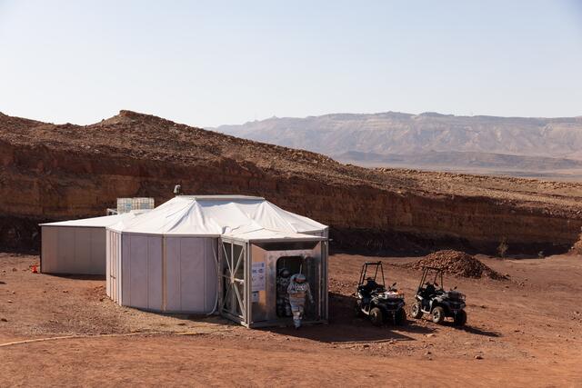 2 analog astronauts leaving habitat through airlock  | Foto: (c) OeWF (Florian Voggeneder)