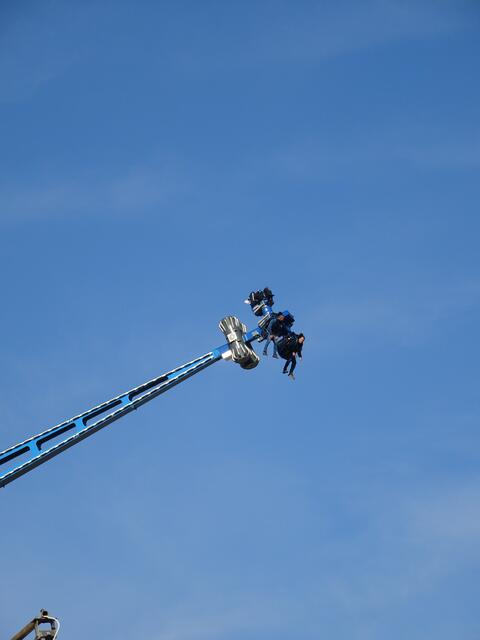 Diese Weltneuheit im Wiener Prater ist bestimmt nichts für Zartbesaitete. Schaukeln in 24 Metern Höhe. Mit dem Kopf voran in die Tiefe jagen und über die Köpfe der Schaulustigen hinwegfegen - das ist der „Tornado". Wer hart im Nehmen ist, dem wird die rasante Fahrt riesigen Spaß machen. Allen anderen ist der Adrenalinschub allein vom Zusehen garantiert.