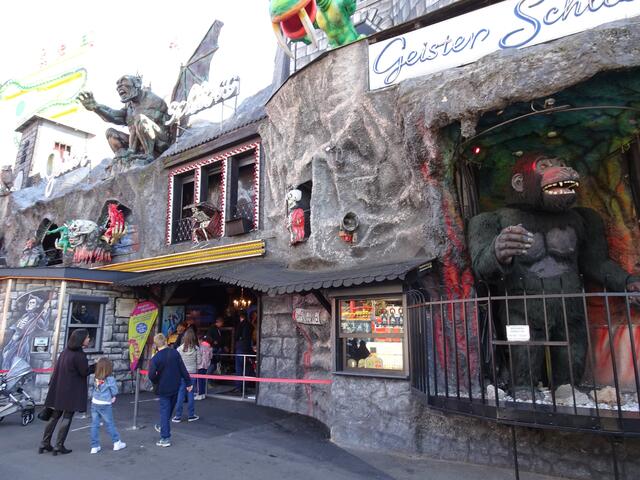 Geisterbahn - Weiterempfehlen!
Schon von weitem locken gruselige Gestalten in ihr unheimliches Reich und versprechen herrlich schaurige Abenteuer. Die Reise durchs finstere Gewölbe ist eine Reise vorbei an Furcht einflößenden Szenarien, Feuer speienden Monstern und erschreckend hässlichen Gestalten. Und alle warten nur darauf, die Fahrgäste das Fürchten zu lehren. Ein schrecklich netter Familienspaß also.