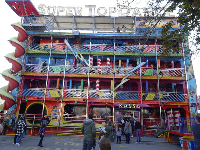 Super Top Dance Fun-House!
Komm rein und staune! So, oder so ähnlich könnte das Motto dieses Laufgeschäftes heißen, denn dieses verrückte Haus steckt voller Überraschungen, Illusionen und Hindernissen.