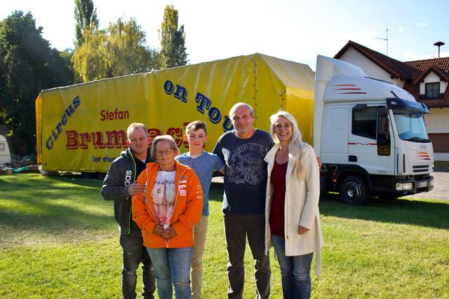 Die Zirkusfamilie Jonny, Manuela, Emilio Bernardo und Stefan Brumbach mit Regina Wiesinger am Lagerplatz in St. Johann.