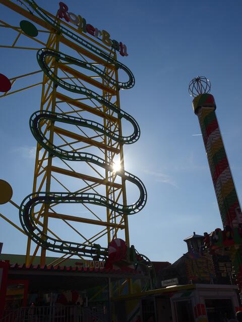 Rollerball heißt die neue Hochbahn im Wiener Prater!
Die seitlich an den Schienen befestigten Gondeln fahren zunächst gerade nach oben, nach einem kurzen Stopp mit einem atemberaubenden Blick über den ganzen Prater geht es im Zick Zack Kurs, kurzem freien Fall und jeder Menge Schaukeln mal vorwärts, dann wieder rückwärts hinunter.