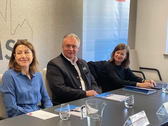 Freude über die Innovation: Gesundheits-Landesrätin Anette Leja, LA Bgm. Stefan Weirather und BH Eva Loidhold (v.l.)