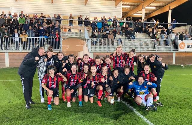 In Jubelstimmung: die FSK Frauen, um Trainer Harald Bacher schossen sich beim Heimspiel gegen LUV Graz II zum Herbstmeister.