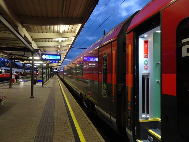 Mit diesen neuen „Railjet“ - Garnituren ist das Reisen mit 10.000 PS und Geschwindigkeiten bis 160 km/h ein gemütliches Vergnügen! Die Fahrzeit von 4 1/2 Stunden kann man mit einem Besuch im Speisewagen kurzweiliger und noch angenehmer gestalten!