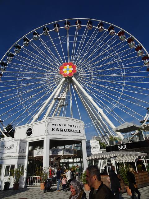 Schon von Weitem sichtbar ist das Blumenrad aus der Skyline des Praters nicht mehr wegzudenken! Hier heißt es einsteigen und den wunderschönen Ausblick über Wien bei einer gemütlichen Fahrt in vollen Zügen genießen.