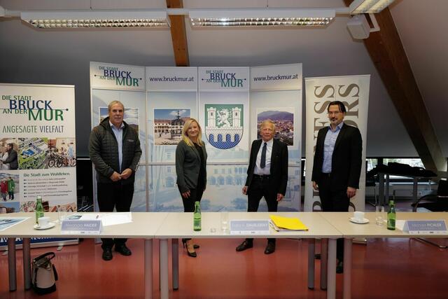 Bild einer früheren Pressekoferenz: Franz Daublebsky (zweiter von rechts) von den Business Doctors ist Organisator des 9. Symposiums. | Foto: Meieregger