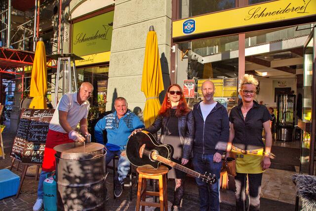 vlnr: Chef-Koch Ludwig Schneider, Maronibrater Günther Tomanek, DisChordians und Wirtin Sylke Schneider.