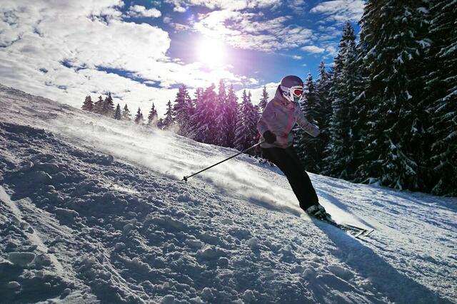 Gefördert werden der Kauf von Saisonkarten des Schwimmbades Hall in Tirol sowie Glungezer-Saisonkarte, Regio Card, Tirol Snow Card und das Freizeitticket Tirol. | Foto: pixabay