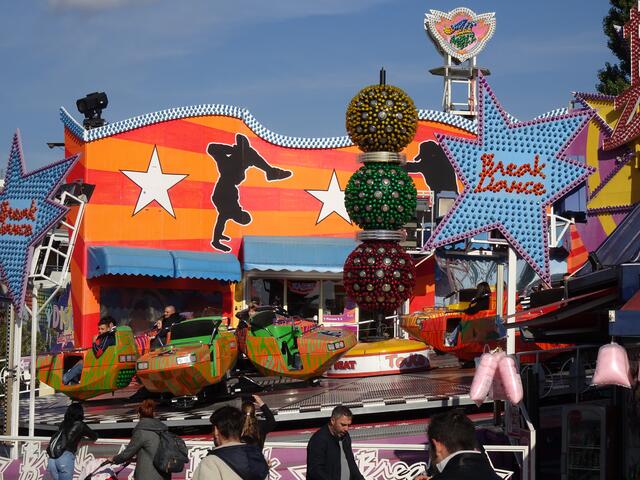 Break Dance! 
…dabei handelt es sich nicht um den Tanzstil der 80er-Jahre sondern um ein wackelndes und wippendes Fahrgeschäft. Durch seine ständig ändernden Fahrtbewegungen macht es aber seinem Namen aller Ehre. Wer schon immer mal bei den neuesten Hits mit viel Schwung und guter Laune herumgewirbelt werden wollte ist hier an der richtigen Adresse.