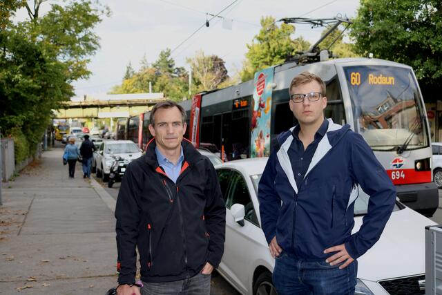 Peter Pelz und Johannes Bachleitner fordern eine Lösung zur Auflösung des täglichen Staus. | Foto: Neos Hietzing
