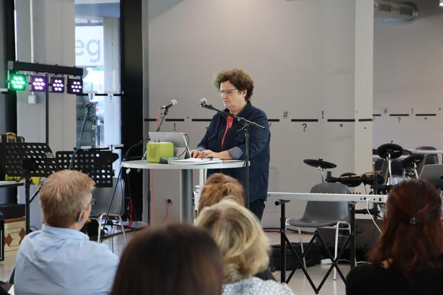 Sozialwissenschaftlerin Petra Flieger bei Ihrem Vortrag, der u.a. die Möglichkeiten und auch Hindernisse für Inklusion an Schulen in den Blick nahm. | Foto: Ricarda Stengg