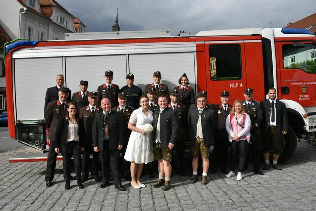 Gruppenfoto von den Brautleuten mit den Feuerwehrkameraden!