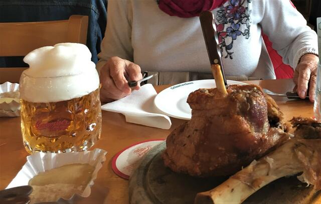 Das ist die weltberühmte knusprige Stelze mit Kren, Senf und Brot vom Schweizerhaus im Prater! Dazu gehört natürlich ein speziell gezapftes Budweiser Bier und schon ist der kulinarische Tag gerettet! Da kann man leicht die täglichen Sorgen vergessen und diese Spezialitäten mit Freude genießen. 
