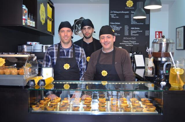 Fernando Silva, Hassan Chaaban und Paulo Fernandes (v.l.) hinter der Theke im Nata Lisboa.